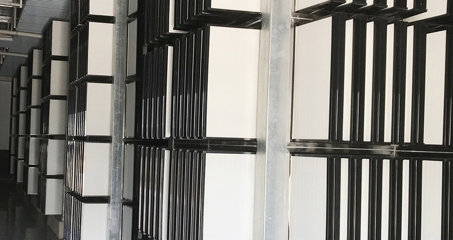 建设中Antibio系统主过滤墙出风面（亚高效主过滤器）。